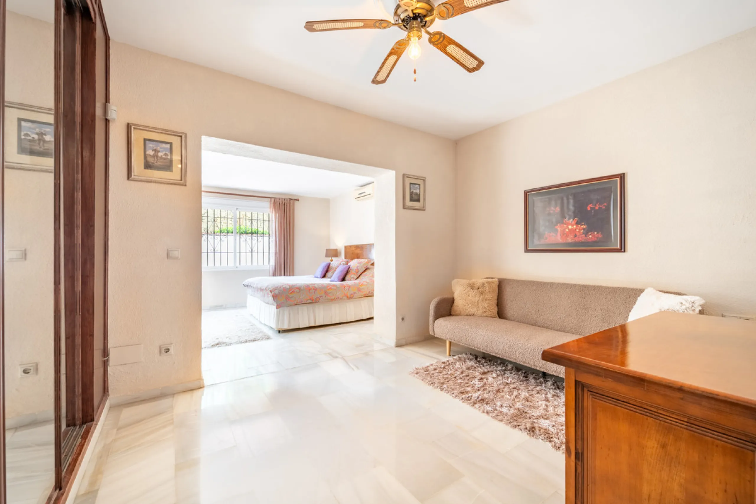 Nestled in the peaceful and well-established neighborhood of El Rosario, this charming villa offers a warm and inviting atmosphere, ideal for those seeking comfort and privacy. Set on a generous plot of 1,343 square meters, the property features four bedr