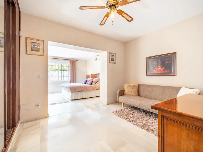 Nestled in the peaceful and well-established neighborhood of El Rosario, this charming villa offers a warm and inviting atmosphere, ideal for those seeking comfort and privacy. Set on a generous plot of 1,343 square meters, the property features four bedr