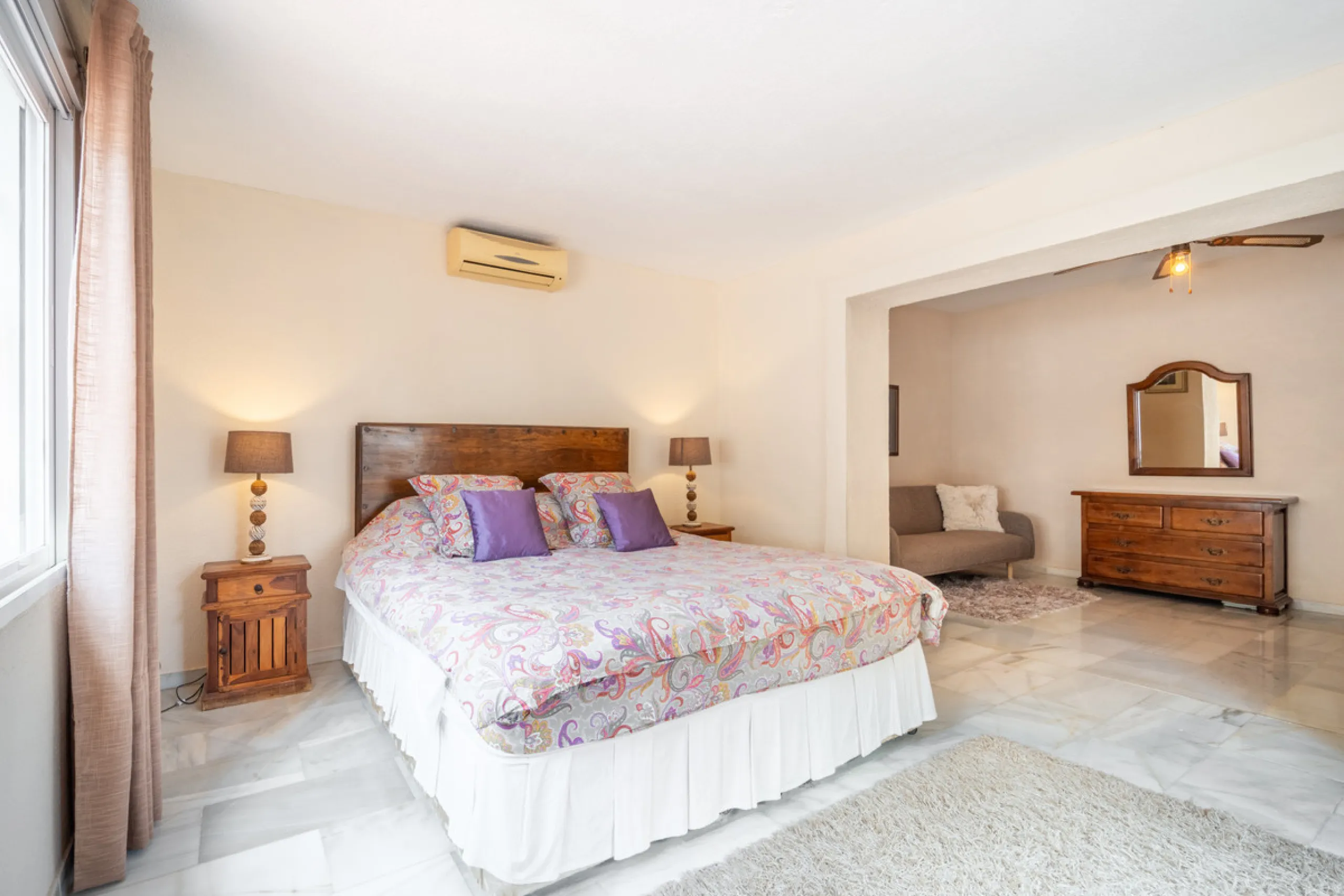 Nestled in the peaceful and well-established neighborhood of El Rosario, this charming villa offers a warm and inviting atmosphere, ideal for those seeking comfort and privacy. Set on a generous plot of 1,343 square meters, the property features four bedr