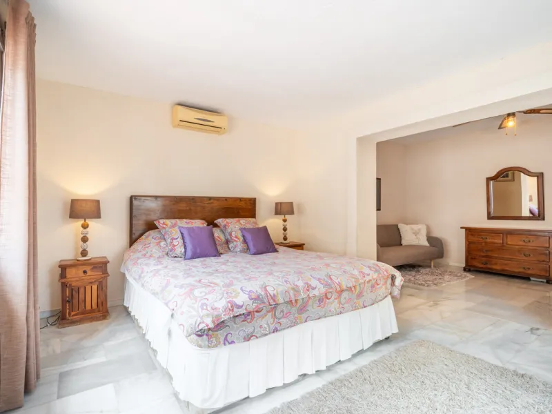 Nestled in the peaceful and well-established neighborhood of El Rosario, this charming villa offers a warm and inviting atmosphere, ideal for those seeking comfort and privacy. Set on a generous plot of 1,343 square meters, the property features four bedr