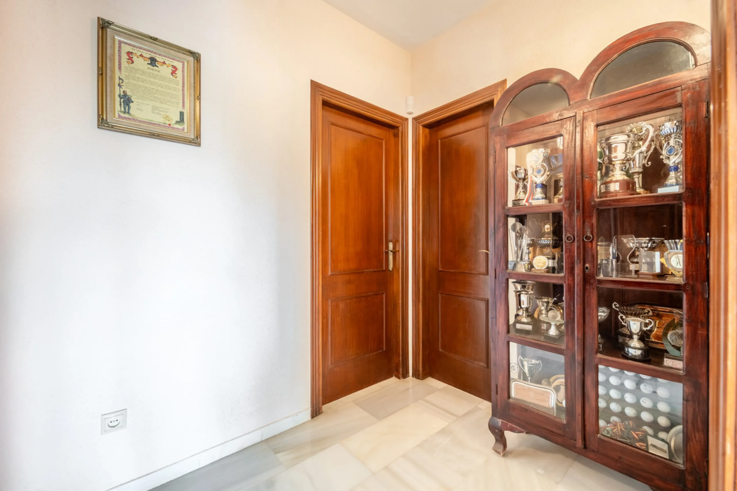 Nestled in the peaceful and well-established neighborhood of El Rosario, this charming villa offers a warm and inviting atmosphere, ideal for those seeking comfort and privacy. Set on a generous plot of 1,343 square meters, the property features four bedr