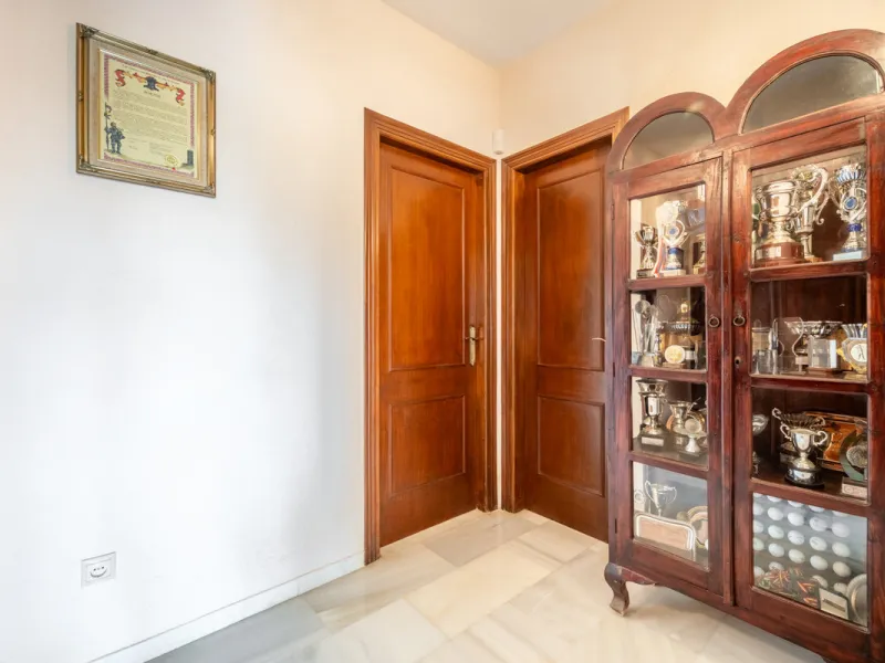 Nestled in the peaceful and well-established neighborhood of El Rosario, this charming villa offers a warm and inviting atmosphere, ideal for those seeking comfort and privacy. Set on a generous plot of 1,343 square meters, the property features four bedr