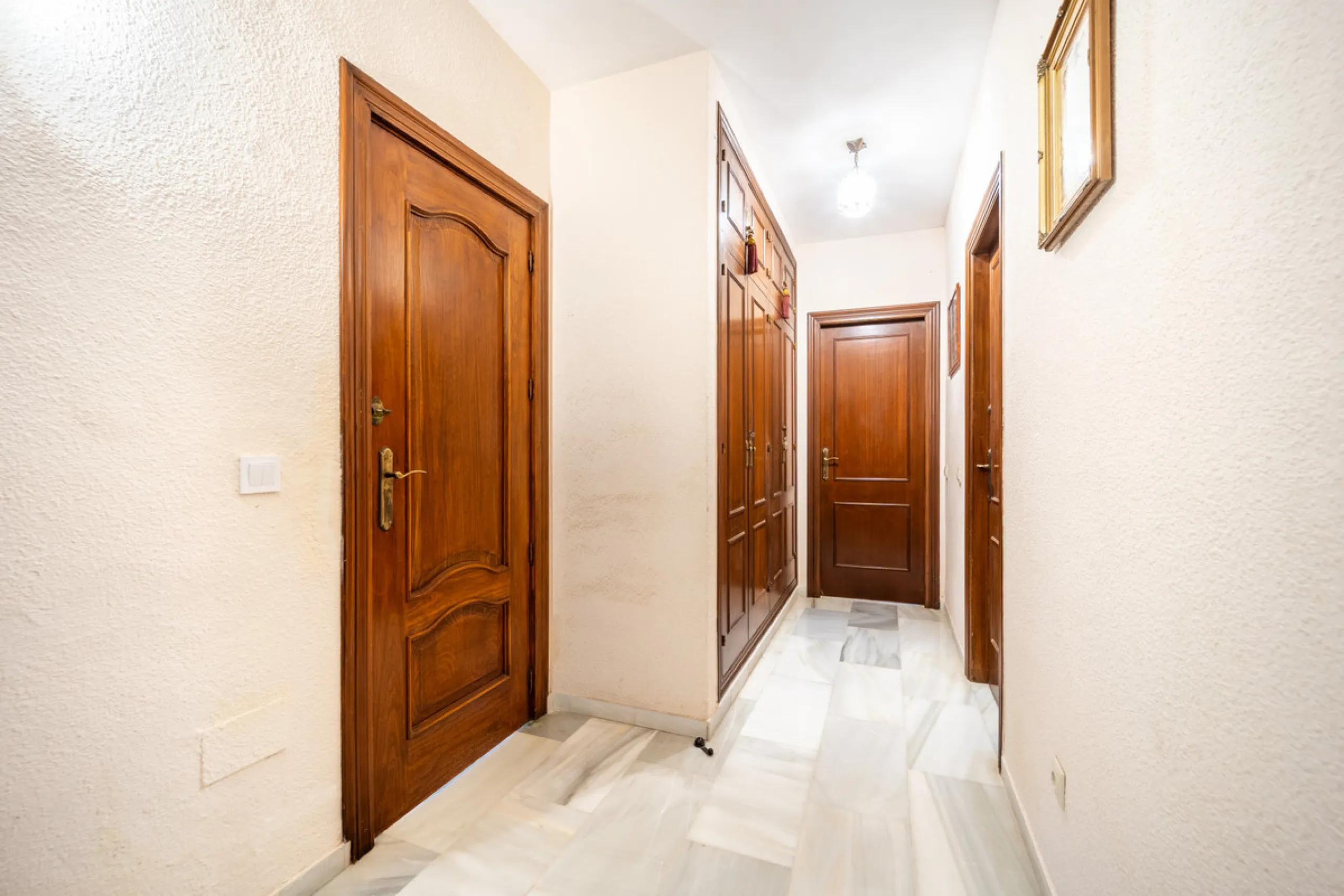 Nestled in the peaceful and well-established neighborhood of El Rosario, this charming villa offers a warm and inviting atmosphere, ideal for those seeking comfort and privacy. Set on a generous plot of 1,343 square meters, the property features four bedr