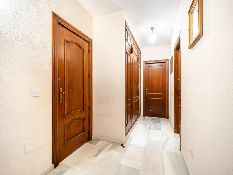 Nestled in the peaceful and well-established neighborhood of El Rosario, this charming villa offers a warm and inviting atmosphere, ideal for those seeking comfort and privacy. Set on a generous plot of 1,343 square meters, the property features four bedr