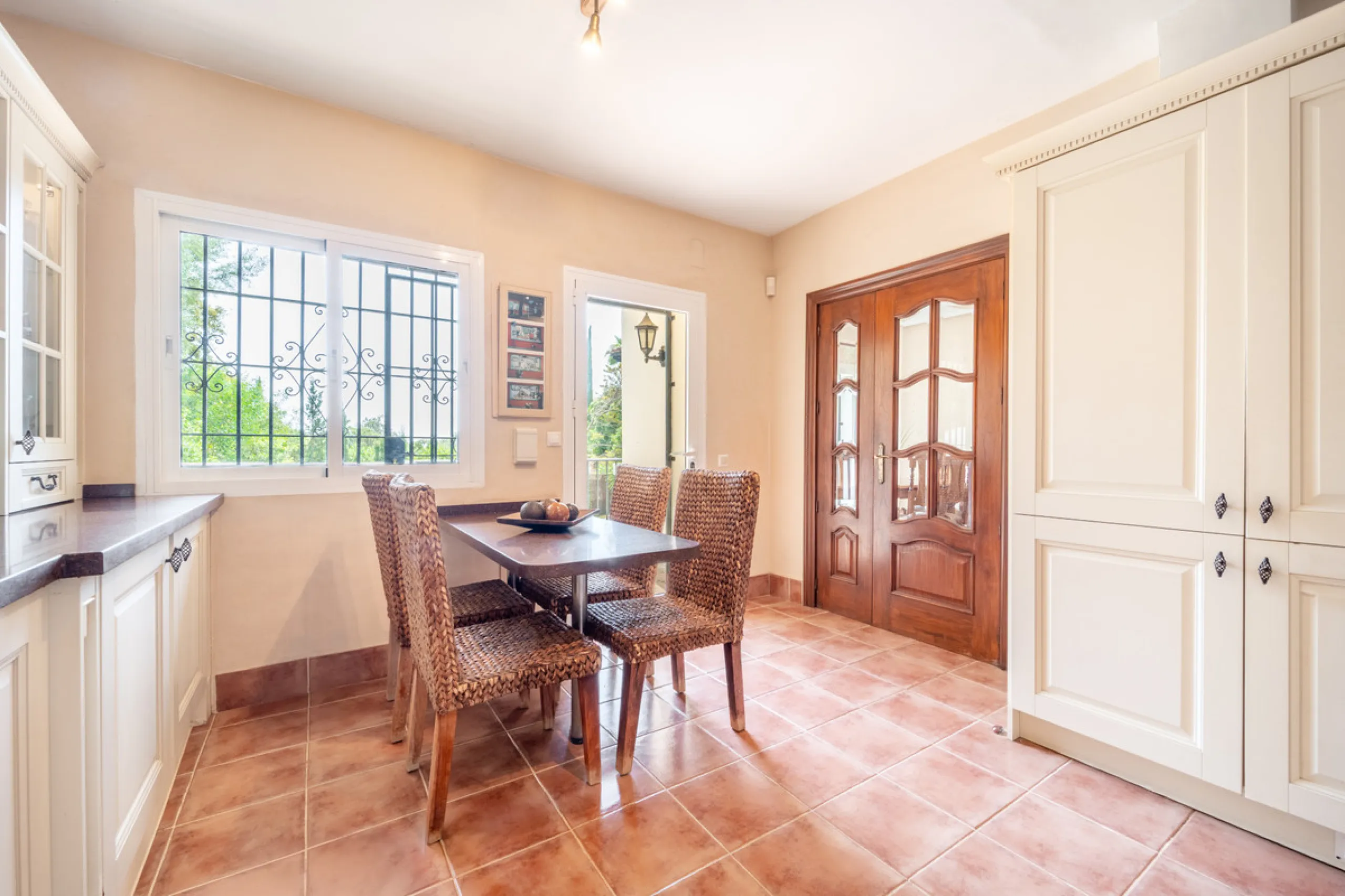 Nestled in the peaceful and well-established neighborhood of El Rosario, this charming villa offers a warm and inviting atmosphere, ideal for those seeking comfort and privacy. Set on a generous plot of 1,343 square meters, the property features four bedr