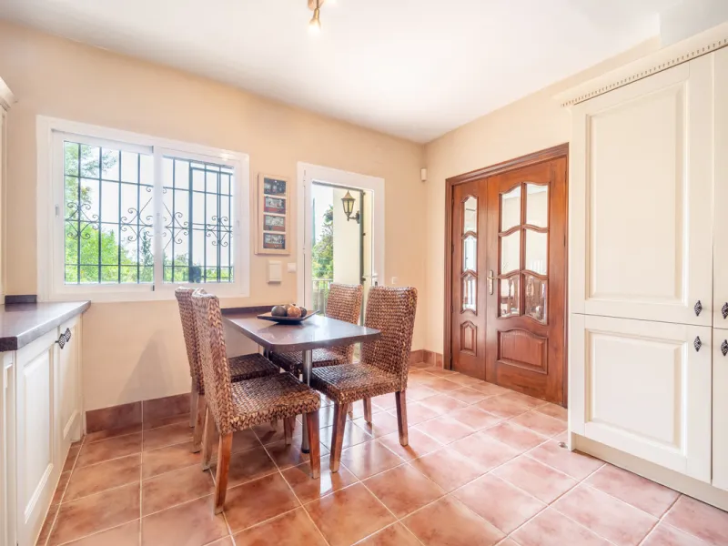 Nestled in the peaceful and well-established neighborhood of El Rosario, this charming villa offers a warm and inviting atmosphere, ideal for those seeking comfort and privacy. Set on a generous plot of 1,343 square meters, the property features four bedr