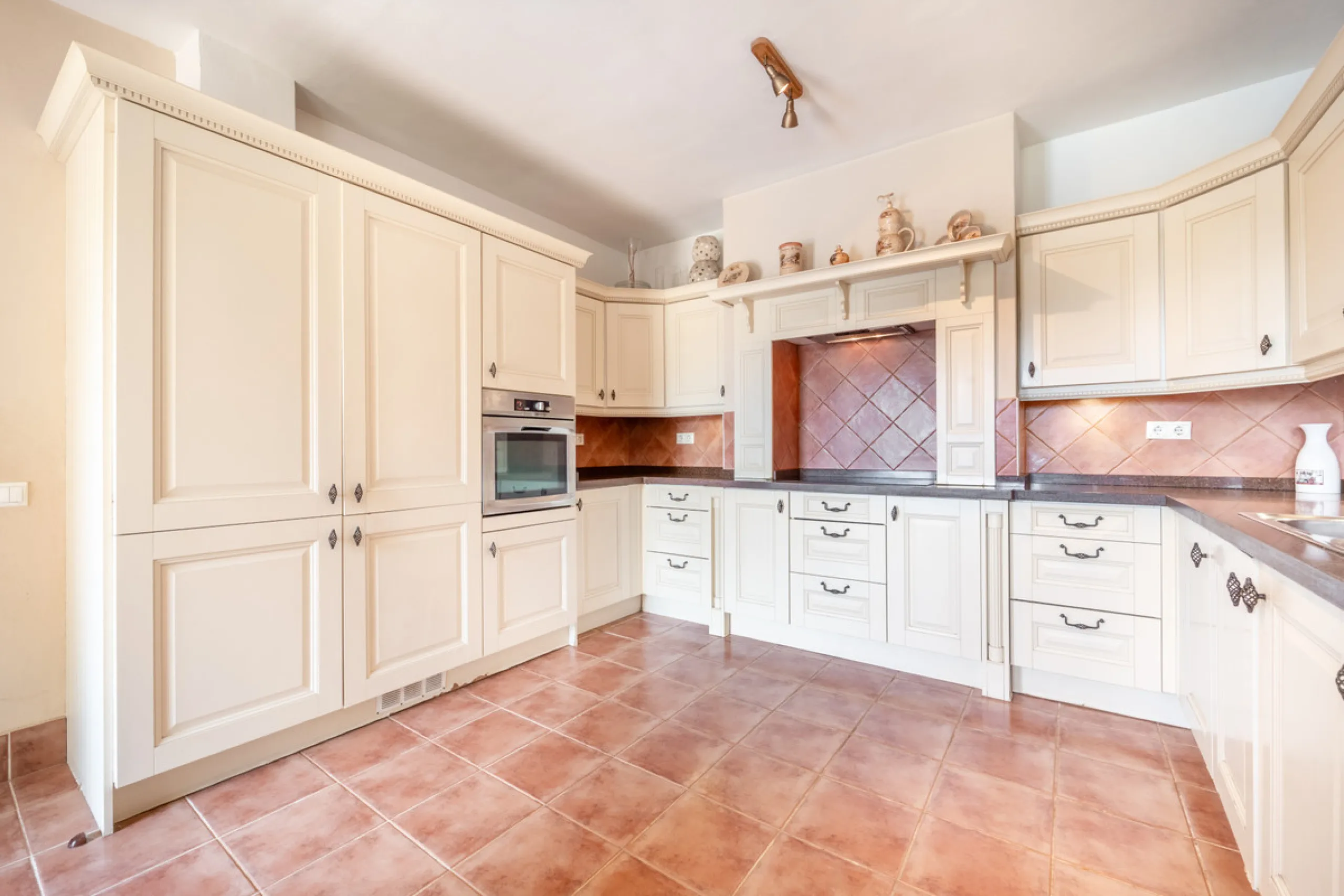 Nestled in the peaceful and well-established neighborhood of El Rosario, this charming villa offers a warm and inviting atmosphere, ideal for those seeking comfort and privacy. Set on a generous plot of 1,343 square meters, the property features four bedr