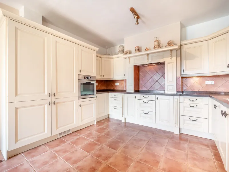 Nestled in the peaceful and well-established neighborhood of El Rosario, this charming villa offers a warm and inviting atmosphere, ideal for those seeking comfort and privacy. Set on a generous plot of 1,343 square meters, the property features four bedr