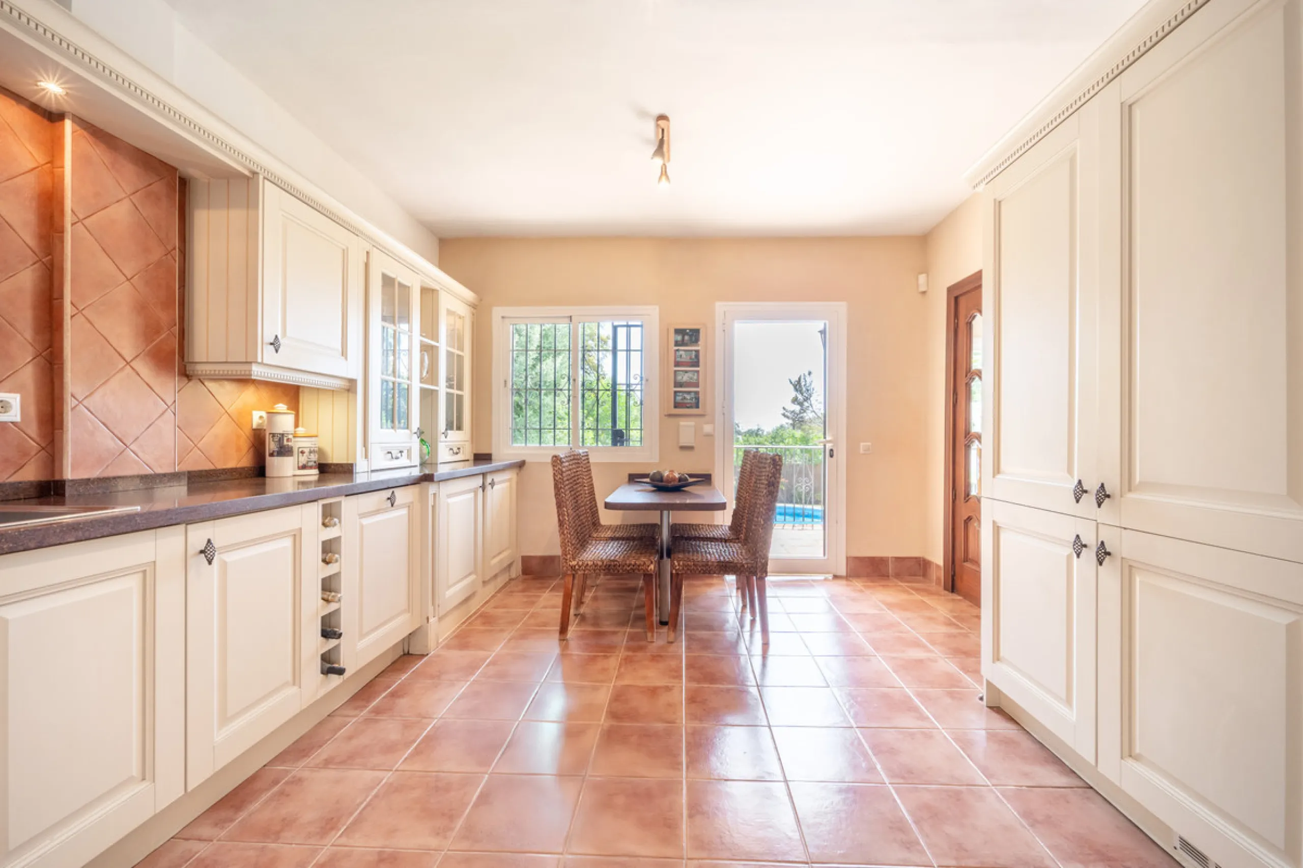 Nestled in the peaceful and well-established neighborhood of El Rosario, this charming villa offers a warm and inviting atmosphere, ideal for those seeking comfort and privacy. Set on a generous plot of 1,343 square meters, the property features four bedr