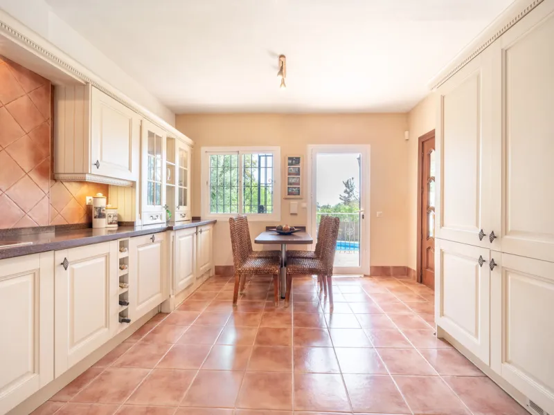 Nestled in the peaceful and well-established neighborhood of El Rosario, this charming villa offers a warm and inviting atmosphere, ideal for those seeking comfort and privacy. Set on a generous plot of 1,343 square meters, the property features four bedr