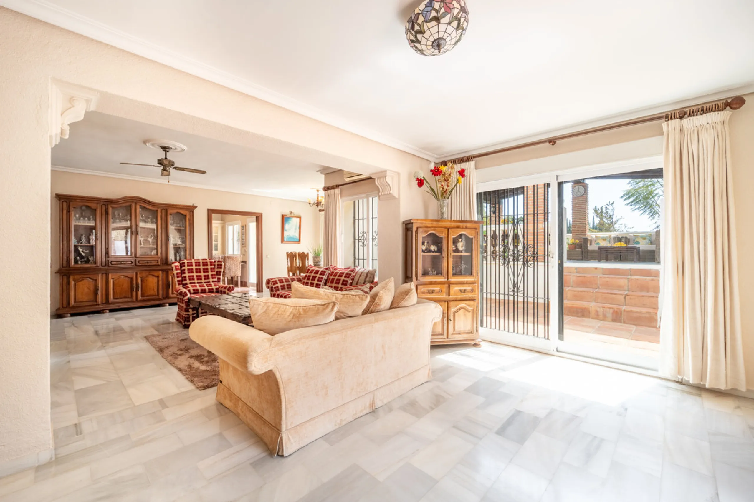 Nestled in the peaceful and well-established neighborhood of El Rosario, this charming villa offers a warm and inviting atmosphere, ideal for those seeking comfort and privacy. Set on a generous plot of 1,343 square meters, the property features four bedr