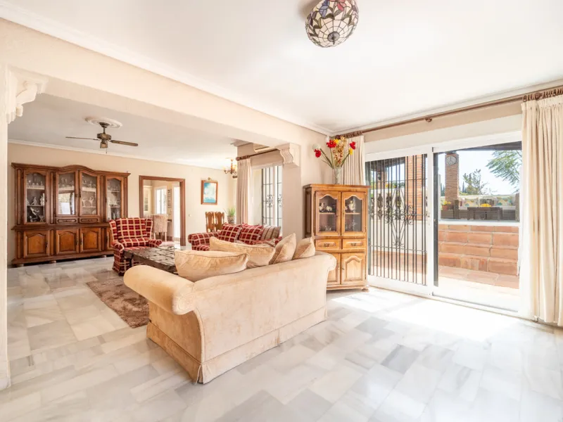 Nestled in the peaceful and well-established neighborhood of El Rosario, this charming villa offers a warm and inviting atmosphere, ideal for those seeking comfort and privacy. Set on a generous plot of 1,343 square meters, the property features four bedr