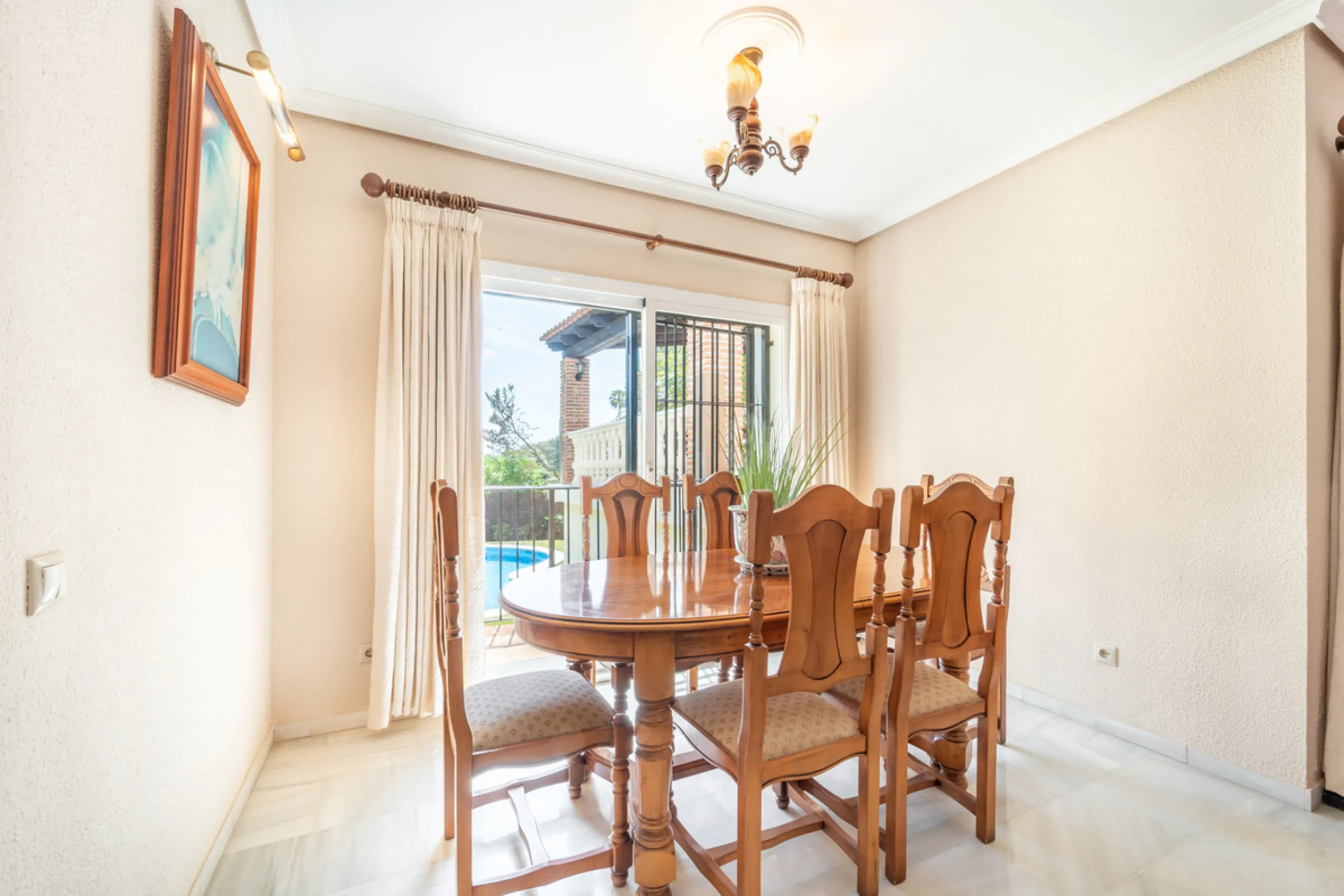 Nestled in the peaceful and well-established neighborhood of El Rosario, this charming villa offers a warm and inviting atmosphere, ideal for those seeking comfort and privacy. Set on a generous plot of 1,343 square meters, the property features four bedr