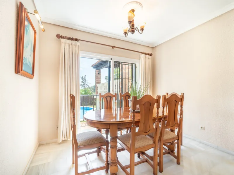 Nestled in the peaceful and well-established neighborhood of El Rosario, this charming villa offers a warm and inviting atmosphere, ideal for those seeking comfort and privacy. Set on a generous plot of 1,343 square meters, the property features four bedr