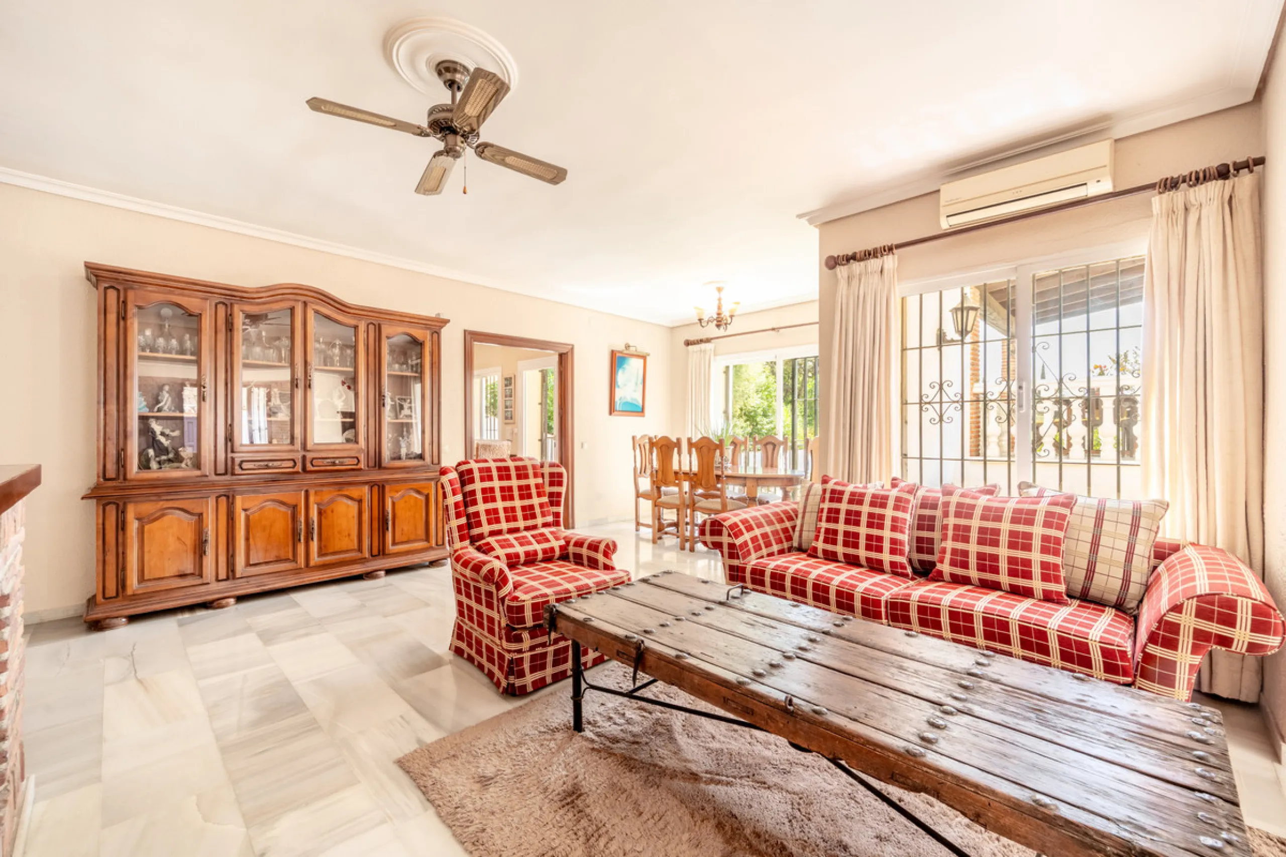 Nestled in the peaceful and well-established neighborhood of El Rosario, this charming villa offers a warm and inviting atmosphere, ideal for those seeking comfort and privacy. Set on a generous plot of 1,343 square meters, the property features four bedr
