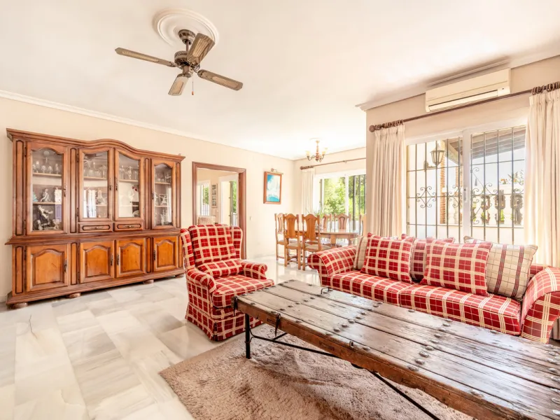 Nestled in the peaceful and well-established neighborhood of El Rosario, this charming villa offers a warm and inviting atmosphere, ideal for those seeking comfort and privacy. Set on a generous plot of 1,343 square meters, the property features four bedr