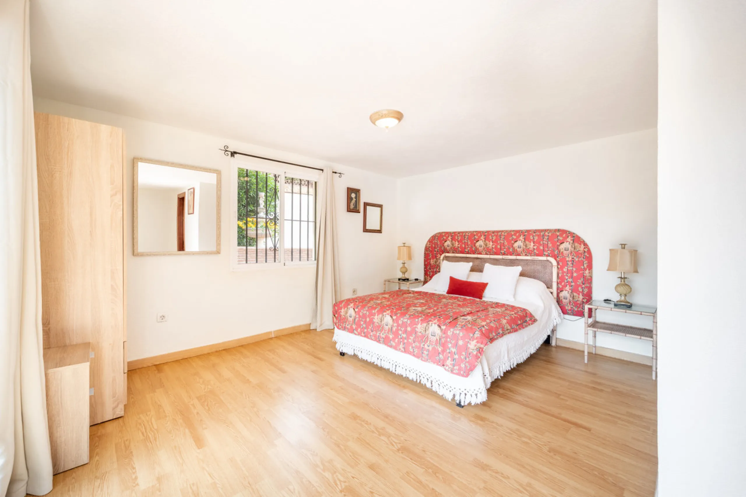Nestled in the peaceful and well-established neighborhood of El Rosario, this charming villa offers a warm and inviting atmosphere, ideal for those seeking comfort and privacy. Set on a generous plot of 1,343 square meters, the property features four bedr