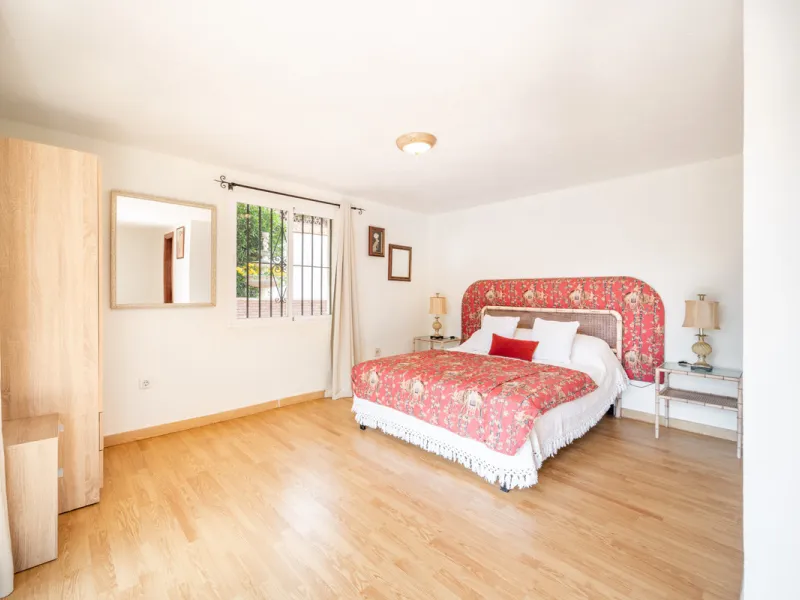 Nestled in the peaceful and well-established neighborhood of El Rosario, this charming villa offers a warm and inviting atmosphere, ideal for those seeking comfort and privacy. Set on a generous plot of 1,343 square meters, the property features four bedr