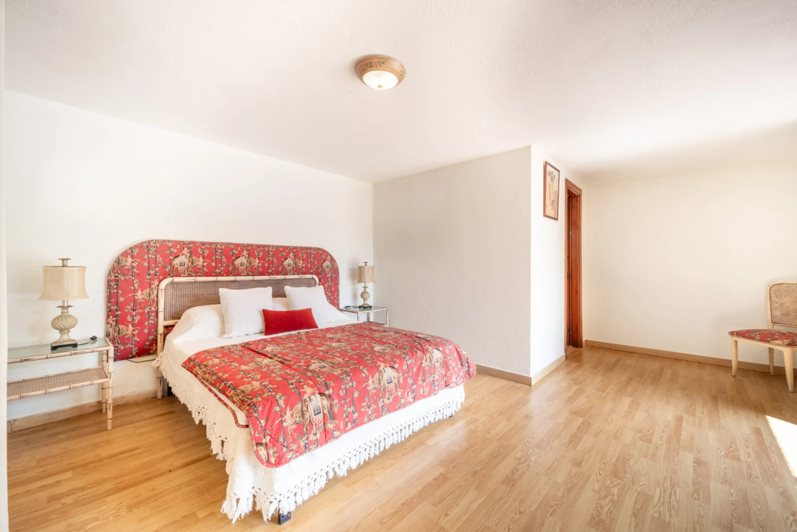 Nestled in the peaceful and well-established neighborhood of El Rosario, this charming villa offers a warm and inviting atmosphere, ideal for those seeking comfort and privacy. Set on a generous plot of 1,343 square meters, the property features four bedr