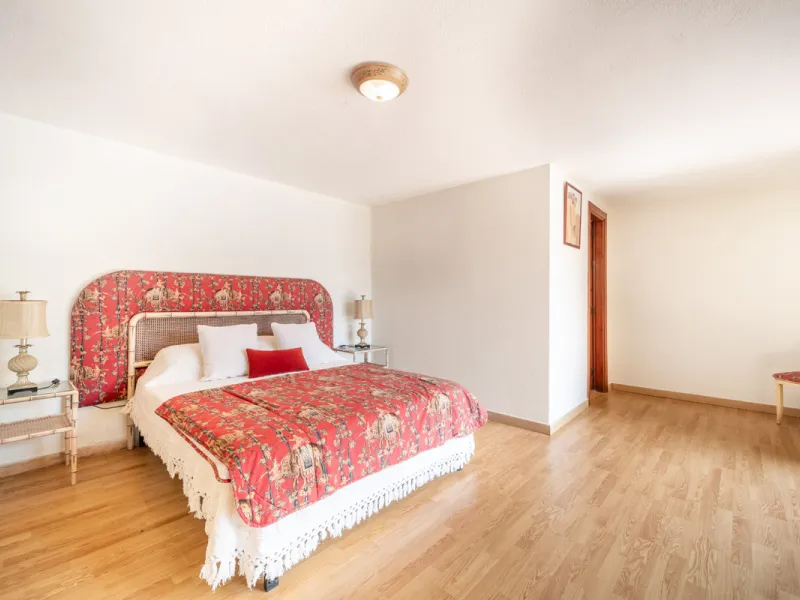 Nestled in the peaceful and well-established neighborhood of El Rosario, this charming villa offers a warm and inviting atmosphere, ideal for those seeking comfort and privacy. Set on a generous plot of 1,343 square meters, the property features four bedr