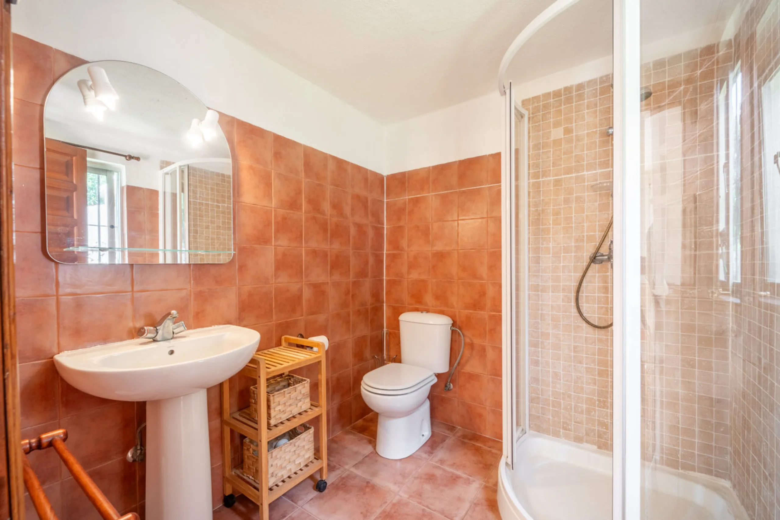 Nestled in the peaceful and well-established neighborhood of El Rosario, this charming villa offers a warm and inviting atmosphere, ideal for those seeking comfort and privacy. Set on a generous plot of 1,343 square meters, the property features four bedr