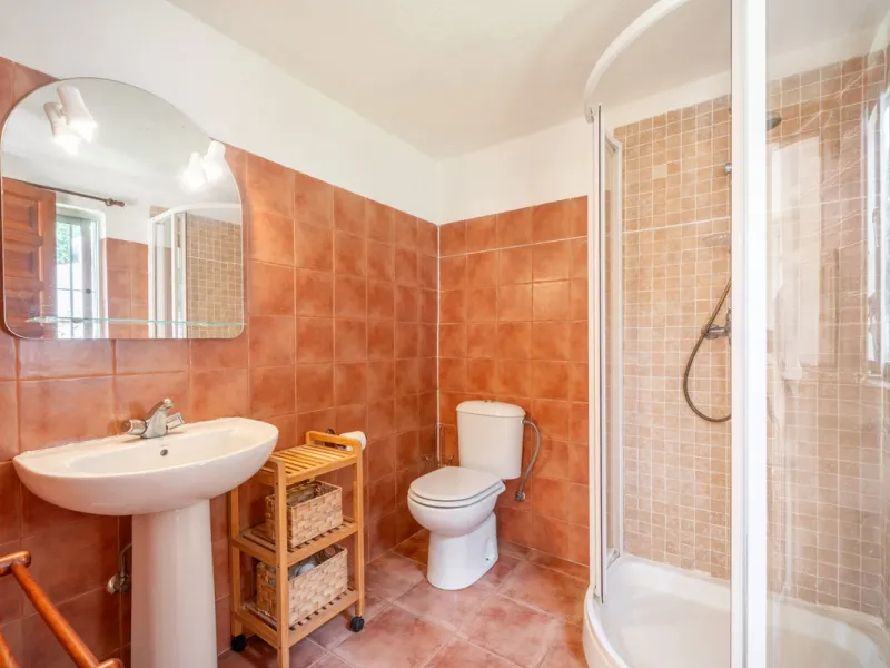 Nestled in the peaceful and well-established neighborhood of El Rosario, this charming villa offers a warm and inviting atmosphere, ideal for those seeking comfort and privacy. Set on a generous plot of 1,343 square meters, the property features four bedr