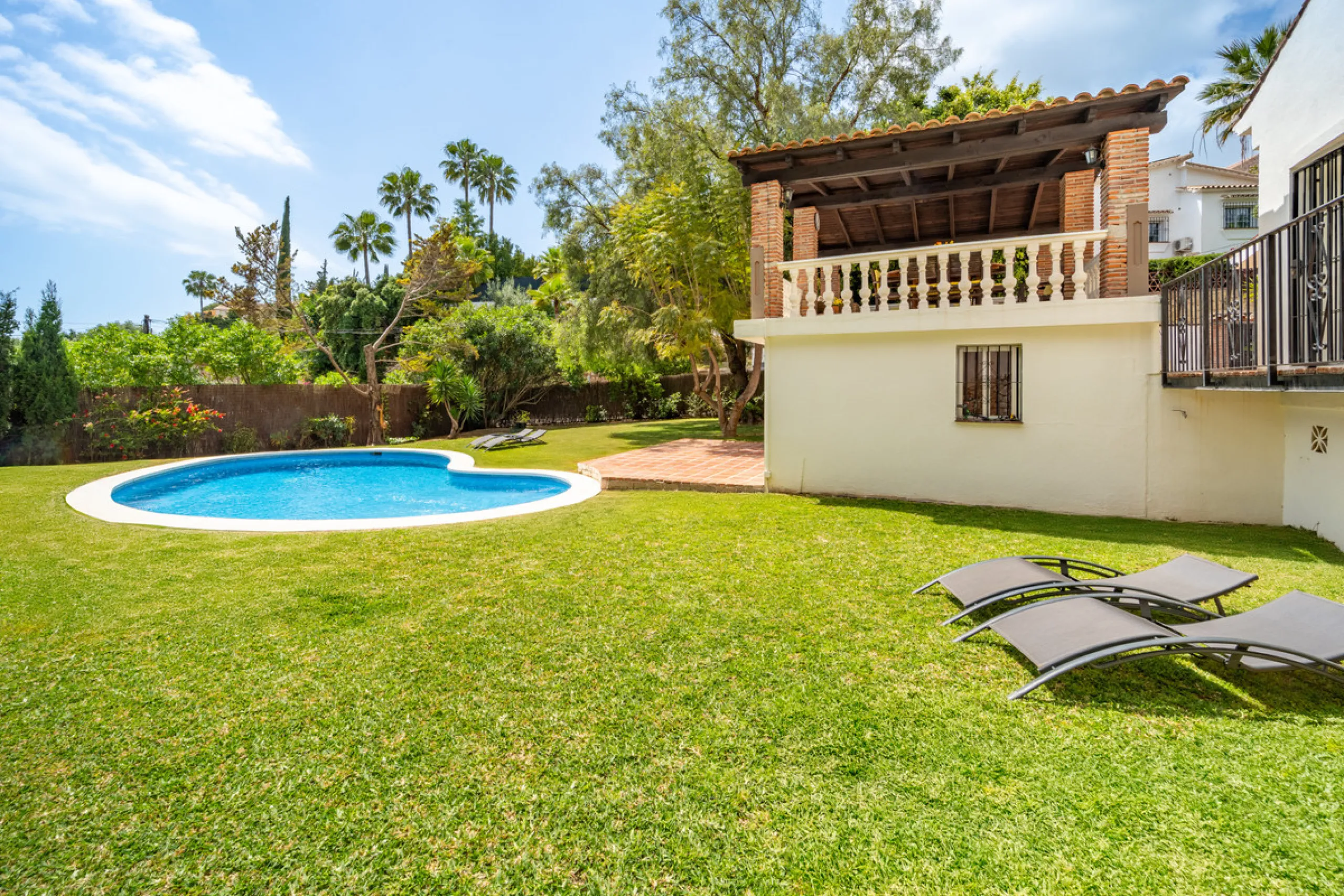 Nestled in the peaceful and well-established neighborhood of El Rosario, this charming villa offers a warm and inviting atmosphere, ideal for those seeking comfort and privacy. Set on a generous plot of 1,343 square meters, the property features four bedr