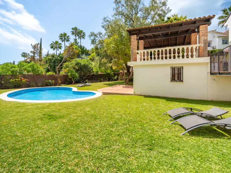 Nestled in the peaceful and well-established neighborhood of El Rosario, this charming villa offers a warm and inviting atmosphere, ideal for those seeking comfort and privacy. Set on a generous plot of 1,343 square meters, the property features four bedr