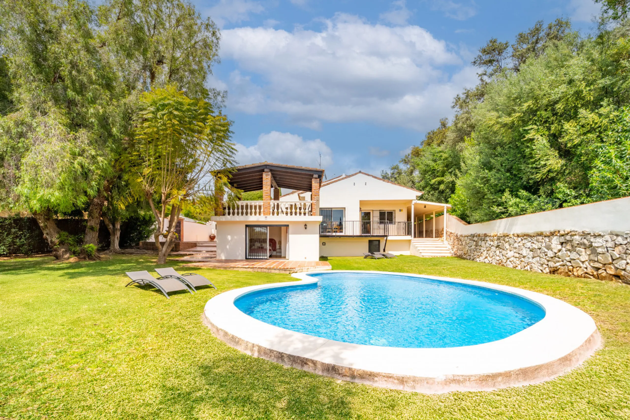 Nestled in the peaceful and well-established neighborhood of El Rosario, this charming villa offers a warm and inviting atmosphere, ideal for those seeking comfort and privacy. Set on a generous plot of 1,343 square meters, the property features four bedr