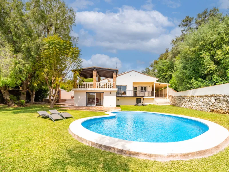 Nestled in the peaceful and well-established neighborhood of El Rosario, this charming villa offers a warm and inviting atmosphere, ideal for those seeking comfort and privacy. Set on a generous plot of 1,343 square meters, the property features four bedr