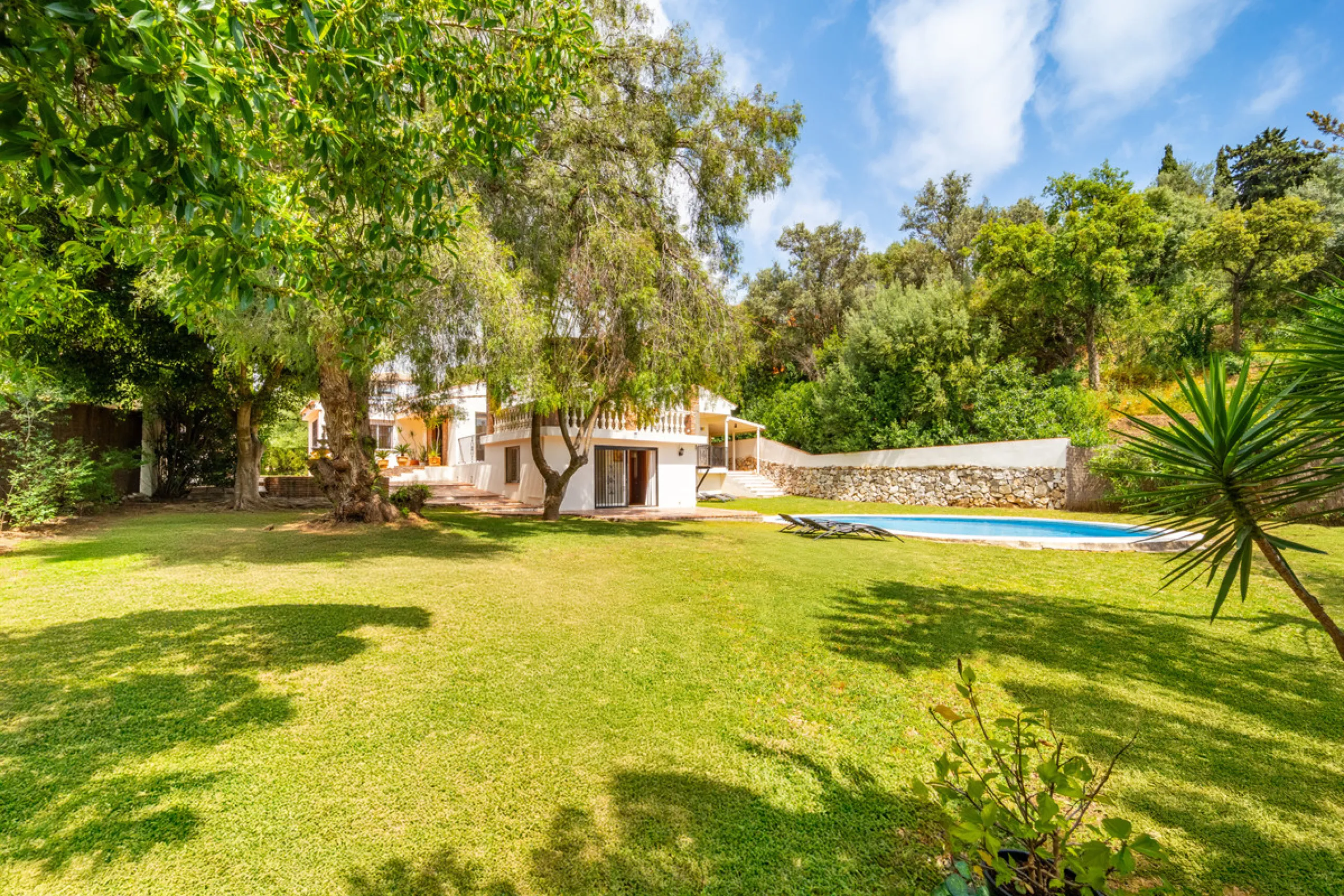 Nestled in the peaceful and well-established neighborhood of El Rosario, this charming villa offers a warm and inviting atmosphere, ideal for those seeking comfort and privacy. Set on a generous plot of 1,343 square meters, the property features four bedr