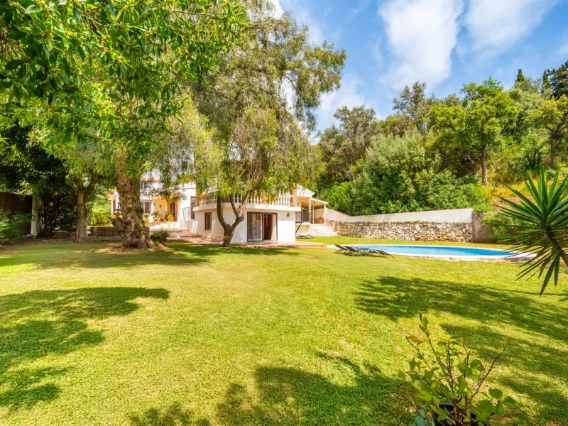 Nestled in the peaceful and well-established neighborhood of El Rosario, this charming villa offers a warm and inviting atmosphere, ideal for those seeking comfort and privacy. Set on a generous plot of 1,343 square meters, the property features four bedr