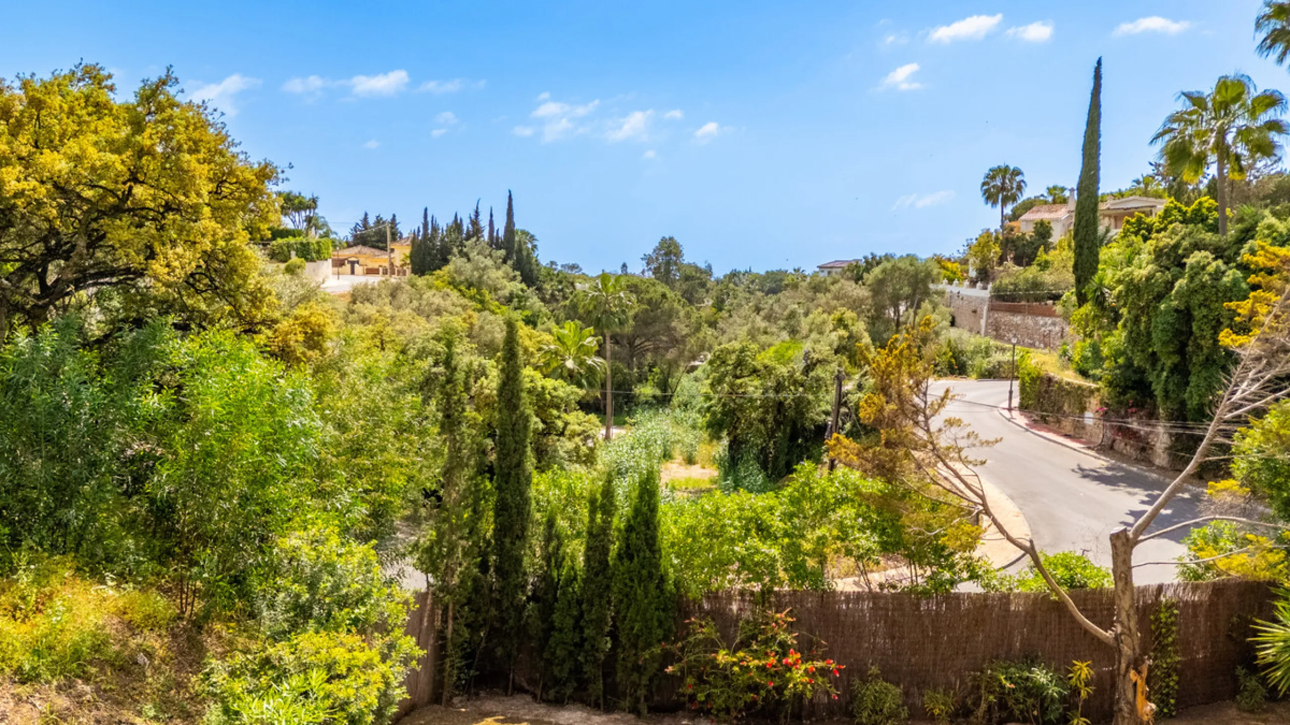 Nestled in the peaceful and well-established neighborhood of El Rosario, this charming villa offers a warm and inviting atmosphere, ideal for those seeking comfort and privacy. Set on a generous plot of 1,343 square meters, the property features four bedr