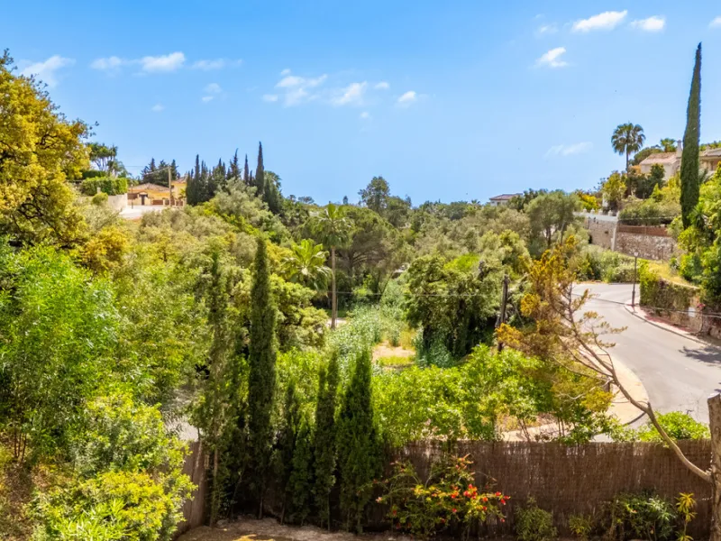 Nestled in the peaceful and well-established neighborhood of El Rosario, this charming villa offers a warm and inviting atmosphere, ideal for those seeking comfort and privacy. Set on a generous plot of 1,343 square meters, the property features four bedr