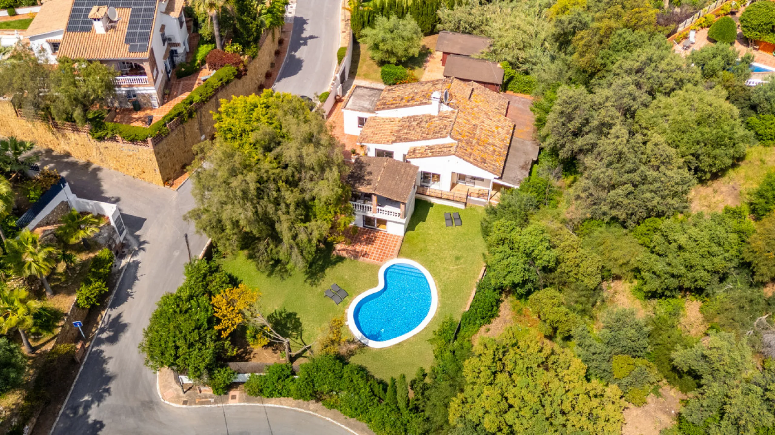 Nestled in the peaceful and well-established neighborhood of El Rosario, this charming villa offers a warm and inviting atmosphere, ideal for those seeking comfort and privacy. Set on a generous plot of 1,343 square meters, the property features four bedr
