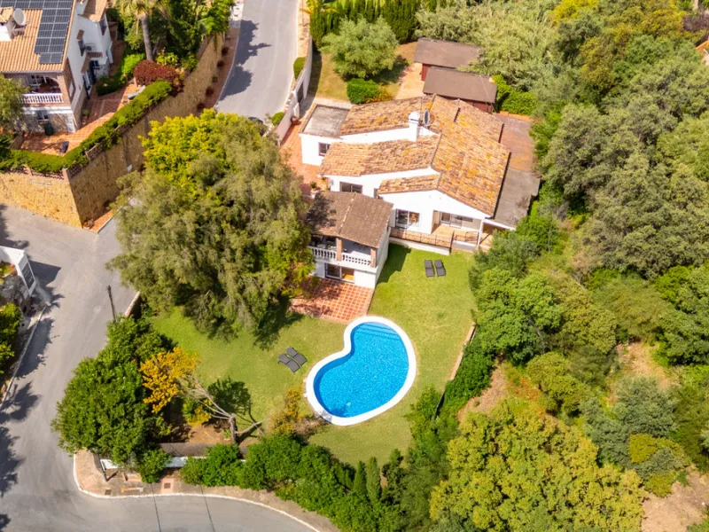 Nestled in the peaceful and well-established neighborhood of El Rosario, this charming villa offers a warm and inviting atmosphere, ideal for those seeking comfort and privacy. Set on a generous plot of 1,343 square meters, the property features four bedr