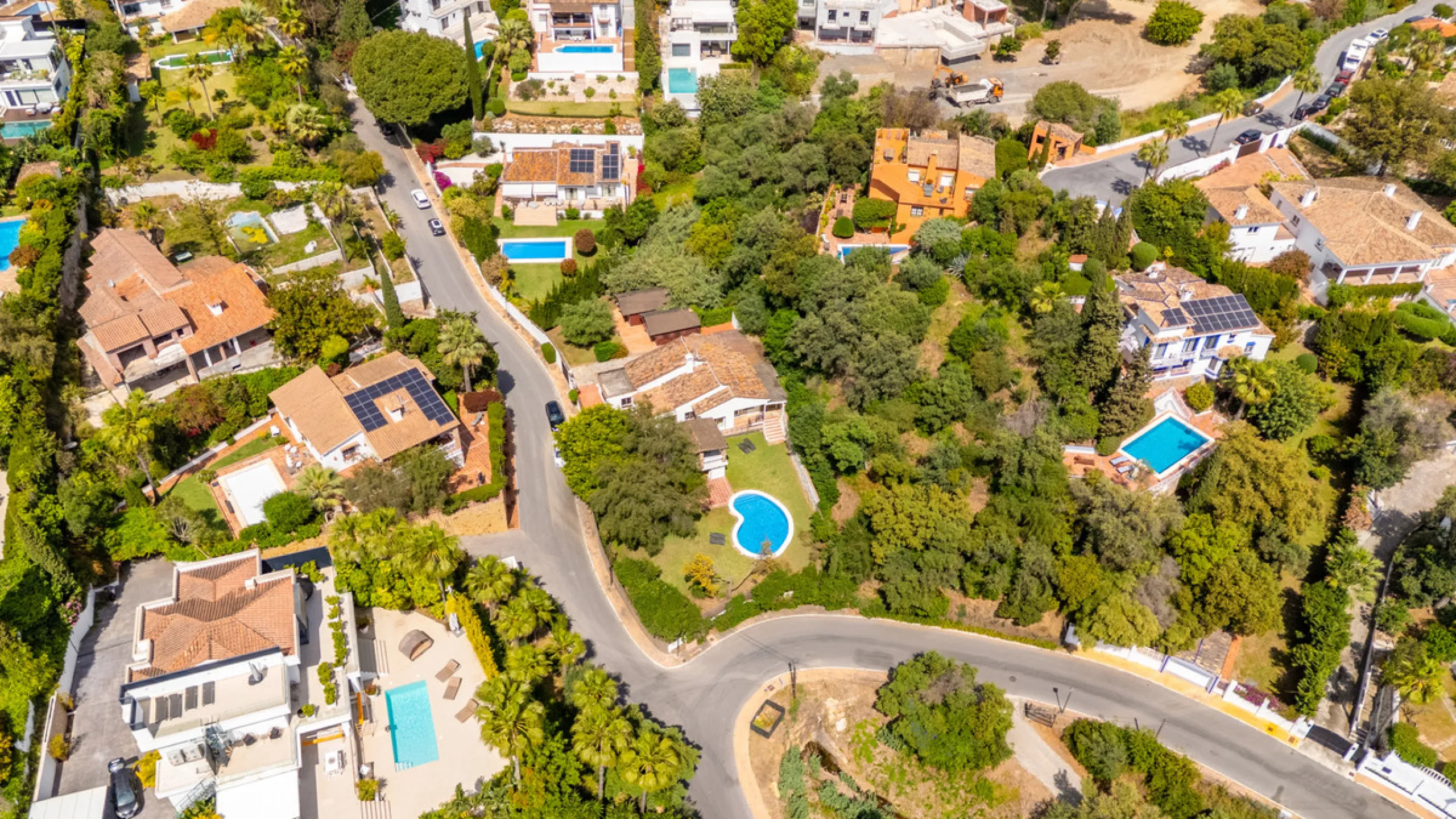 Nestled in the peaceful and well-established neighborhood of El Rosario, this charming villa offers a warm and inviting atmosphere, ideal for those seeking comfort and privacy. Set on a generous plot of 1,343 square meters, the property features four bedr
