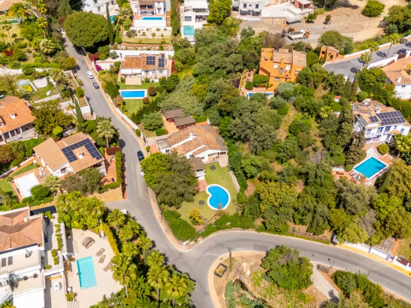 Nestled in the peaceful and well-established neighborhood of El Rosario, this charming villa offers a warm and inviting atmosphere, ideal for those seeking comfort and privacy. Set on a generous plot of 1,343 square meters, the property features four bedr
