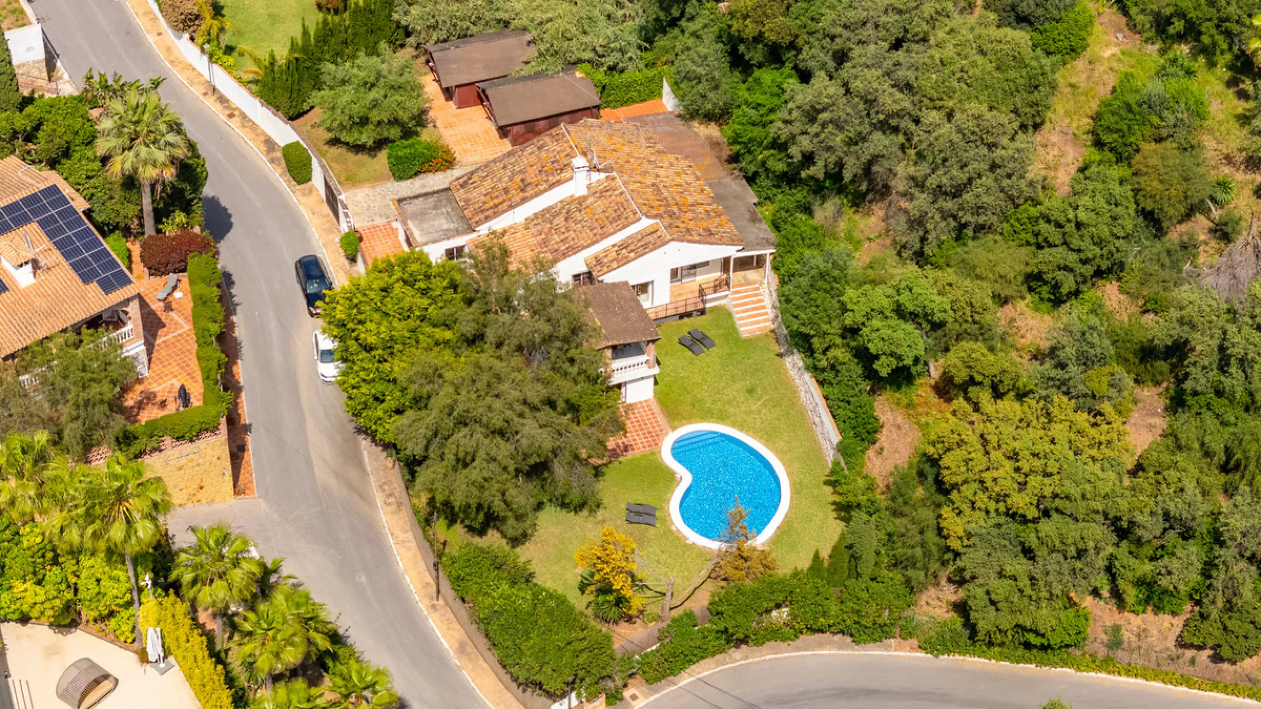 Nestled in the peaceful and well-established neighborhood of El Rosario, this charming villa offers a warm and inviting atmosphere, ideal for those seeking comfort and privacy. Set on a generous plot of 1,343 square meters, the property features four bedr