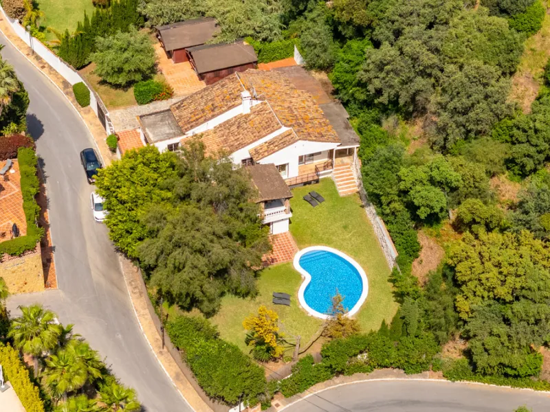 Nestled in the peaceful and well-established neighborhood of El Rosario, this charming villa offers a warm and inviting atmosphere, ideal for those seeking comfort and privacy. Set on a generous plot of 1,343 square meters, the property features four bedr