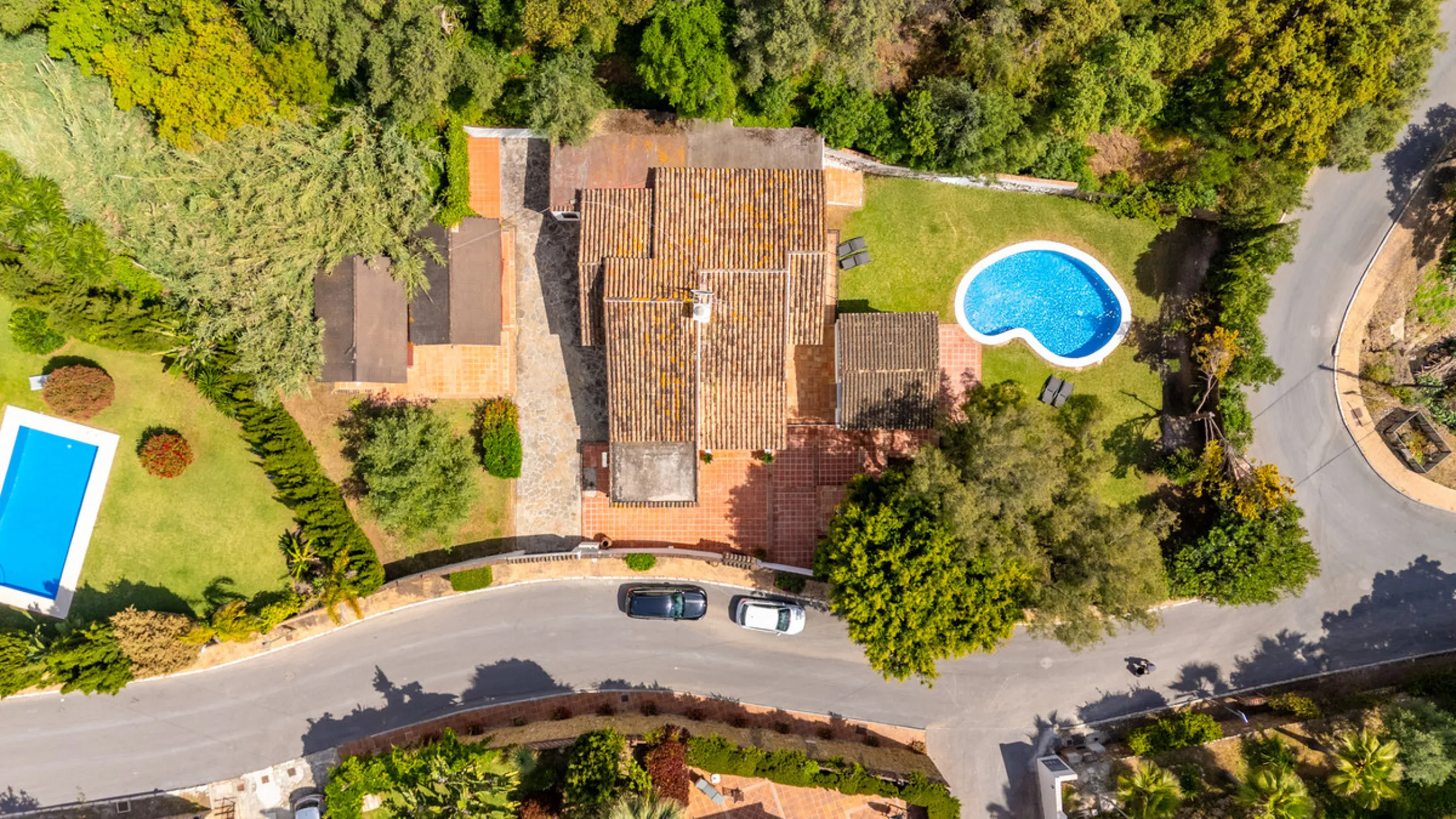 Nestled in the peaceful and well-established neighborhood of El Rosario, this charming villa offers a warm and inviting atmosphere, ideal for those seeking comfort and privacy. Set on a generous plot of 1,343 square meters, the property features four bedr
