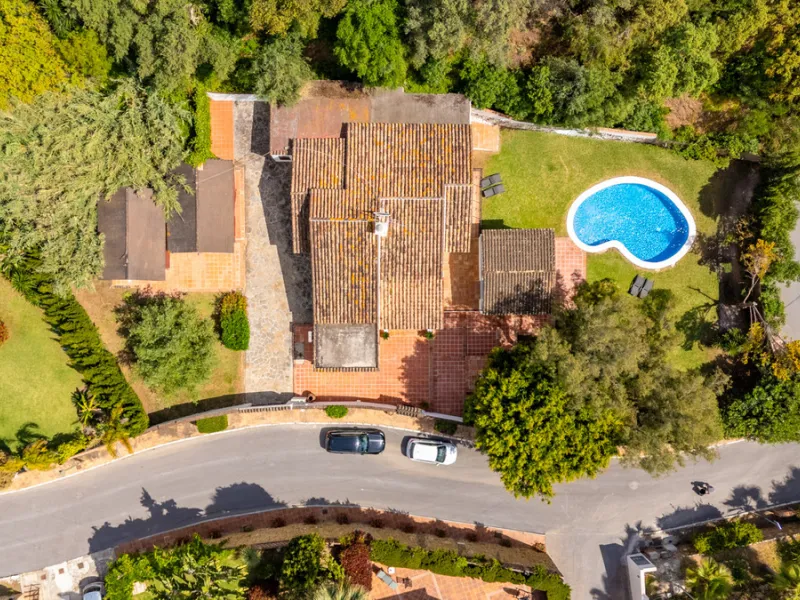 Nestled in the peaceful and well-established neighborhood of El Rosario, this charming villa offers a warm and inviting atmosphere, ideal for those seeking comfort and privacy. Set on a generous plot of 1,343 square meters, the property features four bedr