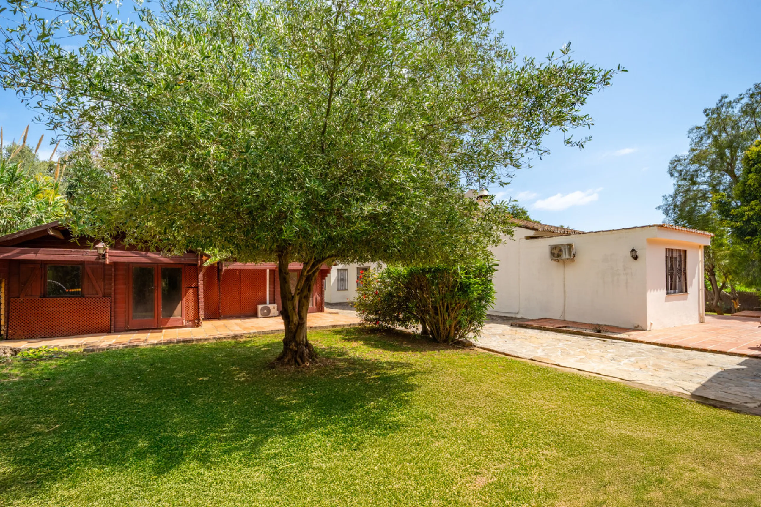 Nestled in the peaceful and well-established neighborhood of El Rosario, this charming villa offers a warm and inviting atmosphere, ideal for those seeking comfort and privacy. Set on a generous plot of 1,343 square meters, the property features four bedr
