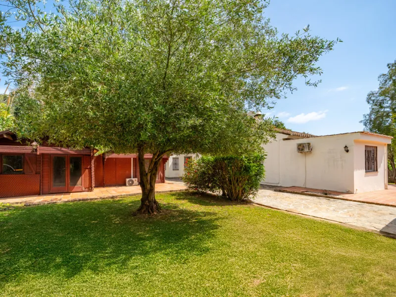 Nestled in the peaceful and well-established neighborhood of El Rosario, this charming villa offers a warm and inviting atmosphere, ideal for those seeking comfort and privacy. Set on a generous plot of 1,343 square meters, the property features four bedr