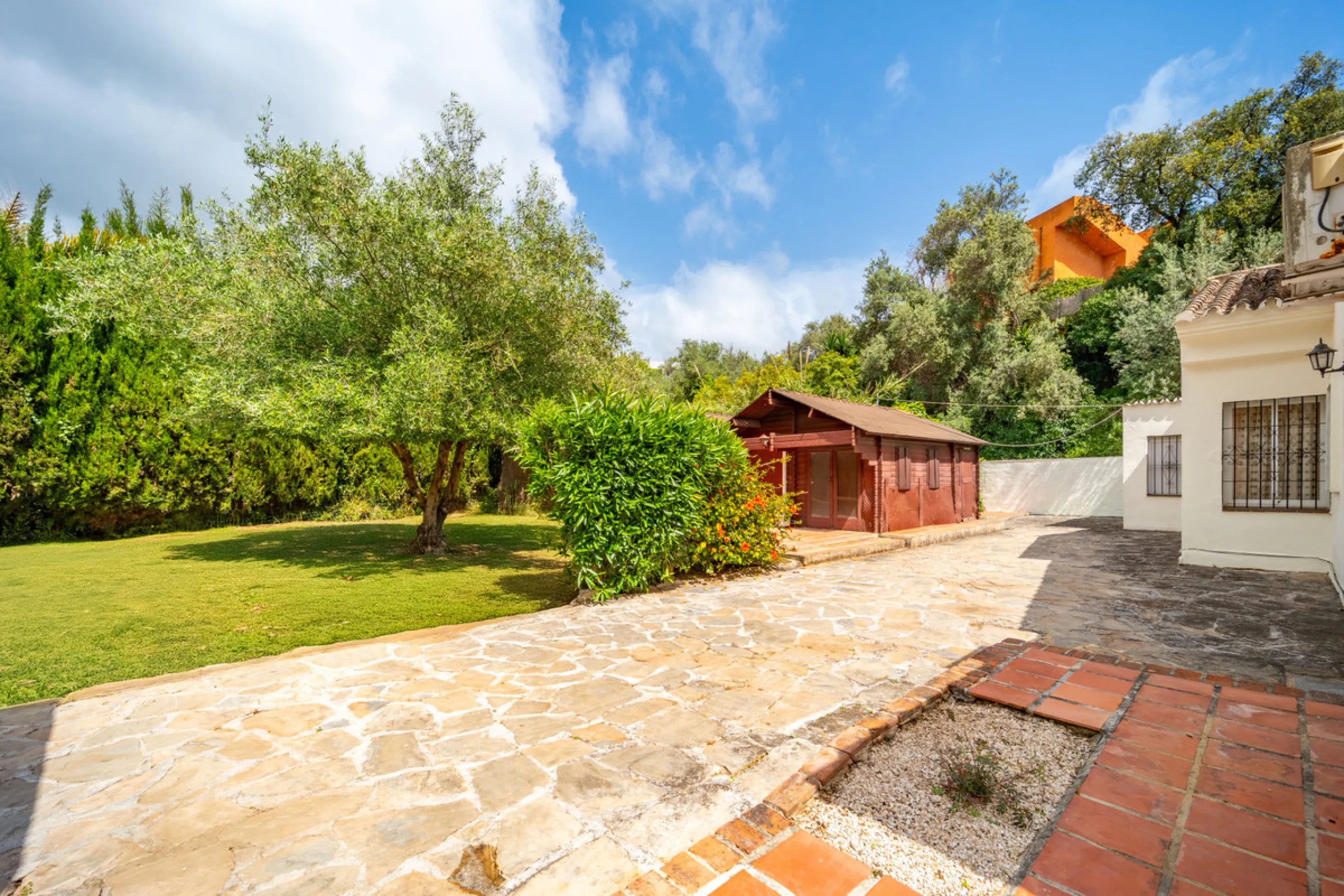 Nestled in the peaceful and well-established neighborhood of El Rosario, this charming villa offers a warm and inviting atmosphere, ideal for those seeking comfort and privacy. Set on a generous plot of 1,343 square meters, the property features four bedr