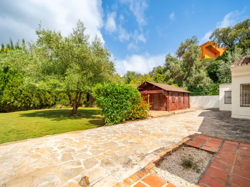 Nestled in the peaceful and well-established neighborhood of El Rosario, this charming villa offers a warm and inviting atmosphere, ideal for those seeking comfort and privacy. Set on a generous plot of 1,343 square meters, the property features four bedr