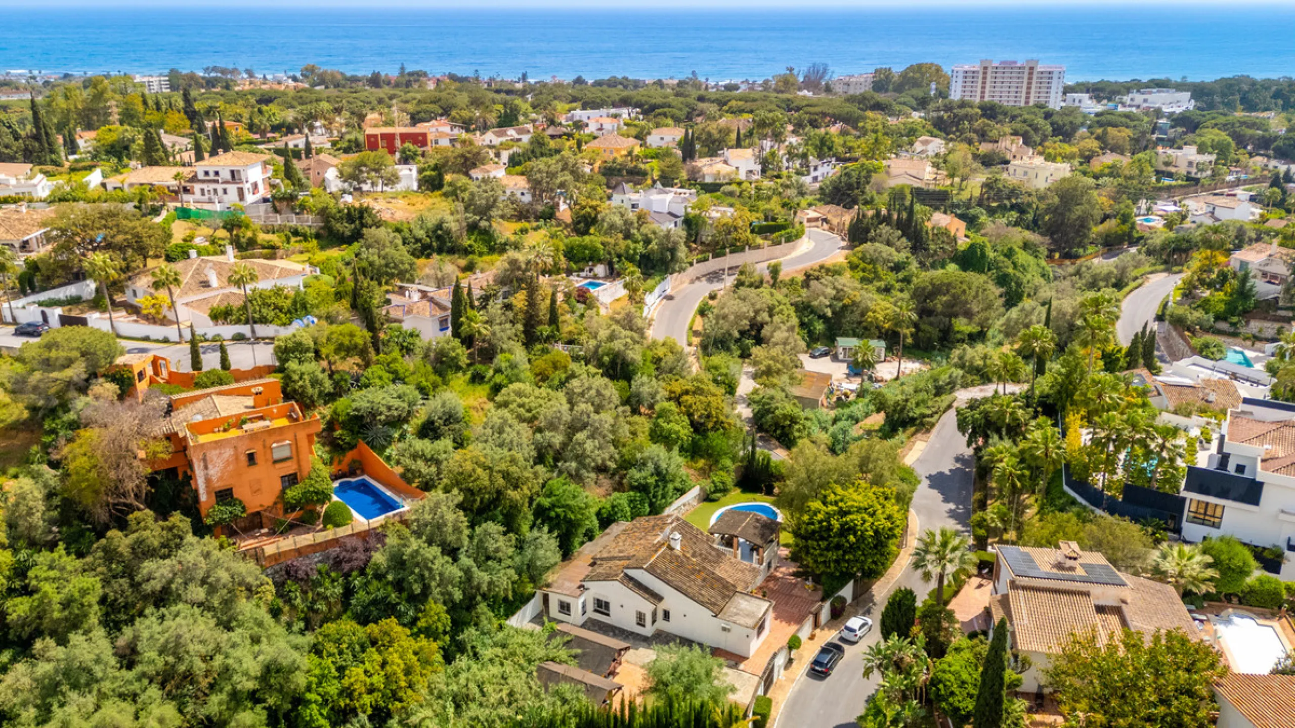 Nestled in the peaceful and well-established neighborhood of El Rosario, this charming villa offers a warm and inviting atmosphere, ideal for those seeking comfort and privacy. Set on a generous plot of 1,343 square meters, the property features four bedr