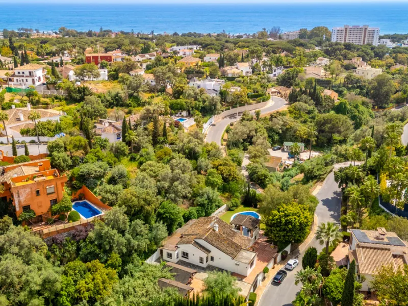Nestled in the peaceful and well-established neighborhood of El Rosario, this charming villa offers a warm and inviting atmosphere, ideal for those seeking comfort and privacy. Set on a generous plot of 1,343 square meters, the property features four bedr