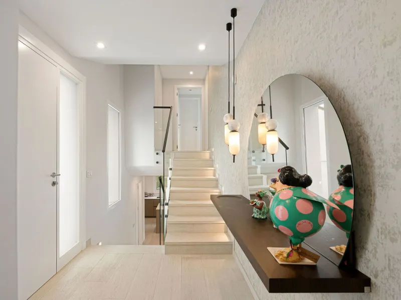 Welcome to this great fully refurbished family villa in the Golf Valley. As you enter the living, dining and open plan kitchen you are greeted with an abundance of light and space. From here you have direct access to the beautifully manicured gardens, gaz