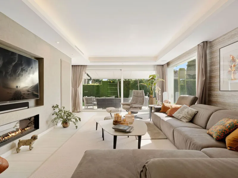House - Detached Villa в продаже в Marbella, Málaga. В доме 5 спален и 4 ванных комнат. Площадь дома 306 м². Площадь участка 830 м²